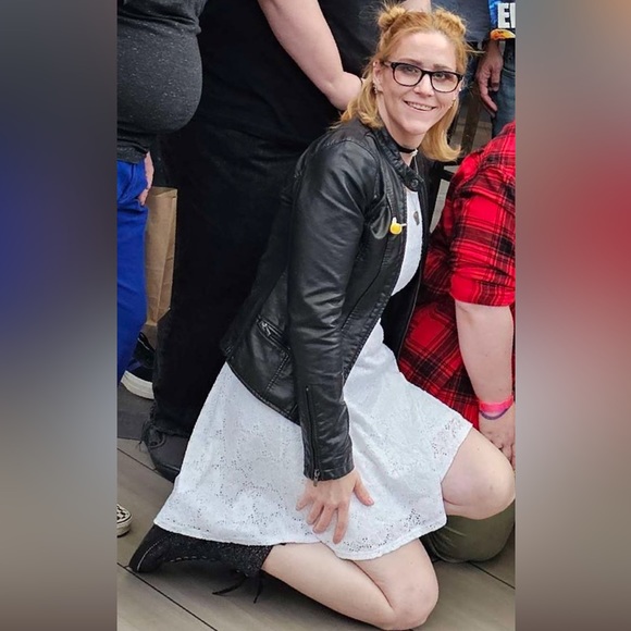 Meet your Posher, Robin! Welcome to my Closet! - Picture 12 of 15